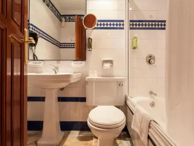 Un baño de Hotel Baco