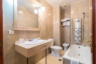 Un baño de Hotel Esmeralda