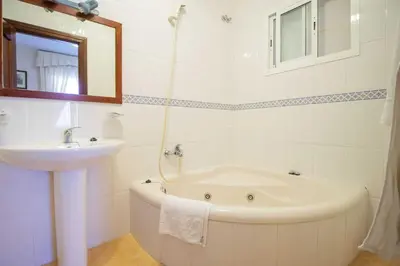 Un baño de Los Gallos