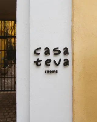 Certificado, premio, señal o documento que está expuesto en Casa Teva Rooms Sevilla