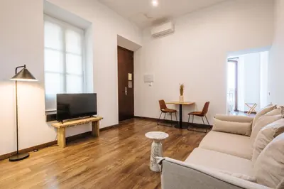 Una televisión o centro de entretenimiento en Apartamentos 