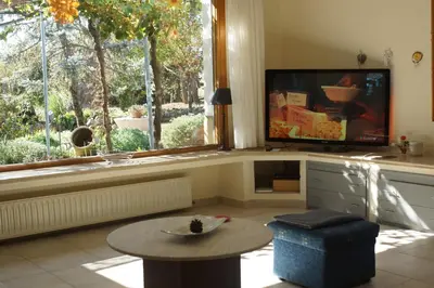 Una televisión o centro de entretenimiento en La casa de Lu