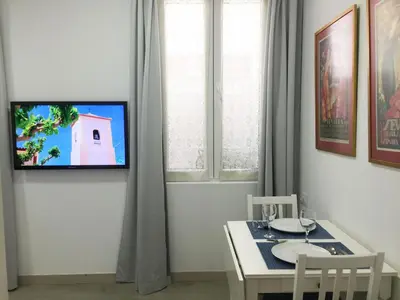Una televisión o centro de entretenimiento en Imperial - Parking gratis