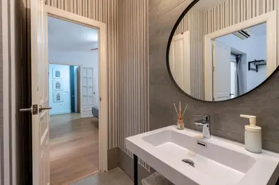 Un baño de HOUSE SEVILLANA 6 habitaciones