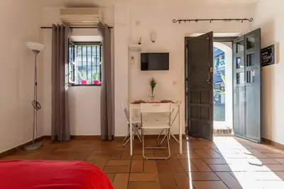 Una televisión o centro de entretenimiento en Apartamentos Gadi Corral Siglo XVI