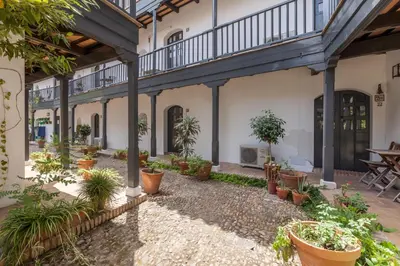 Jardín al aire libre en Apartamentos Gadi Corral Siglo XVI