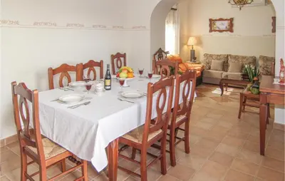Zona de estar de Four-Bedroom Holiday Home In Villaviciosa De Cordob