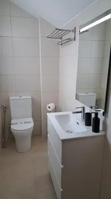 Un baño de Apartamentos Maria Cristina con parking privado gratis