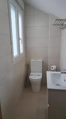 Un baño de Apartamentos Maria Cristina con parking privado gratis