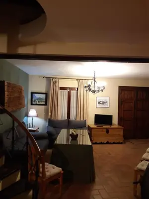 Una televisión o centro de entretenimiento en Casa Rural El Arcediano