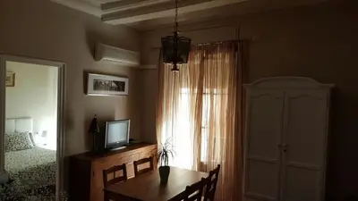 Una televisión o centro de entretenimiento en En el Corazón de Sevilla