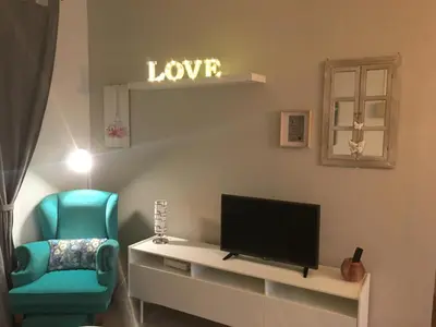 Una televisión o centro de entretenimiento en Apartamento Los Naranjos de Santa Justa