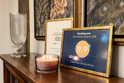 Certificado, premio, señal o documento que está expuesto en Casa Patio de los Arcos
