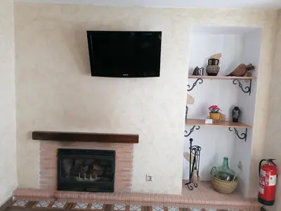 Una televisión o centro de entretenimiento en La Casa de Abajo