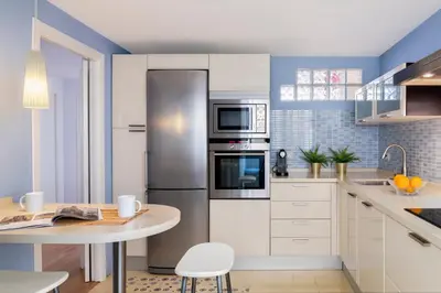Una cocina o zona de cocina en Misterhost Deluxe Santa Cruz I - cozy central and quiet