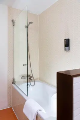Un baño de Misterhost Deluxe Santa Cruz I - cozy central and quiet