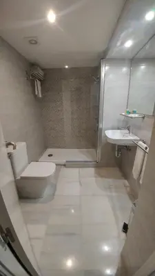 Un baño de Apartamentos Torre de la Mezquita