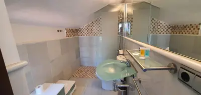 Un baño de Apartamentos Torre de la Mezquita