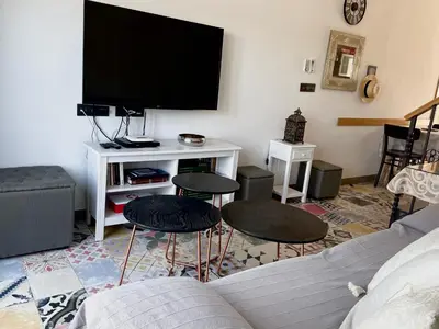 Una televisión o centro de entretenimiento en Casa Vacacional Alcazabilla