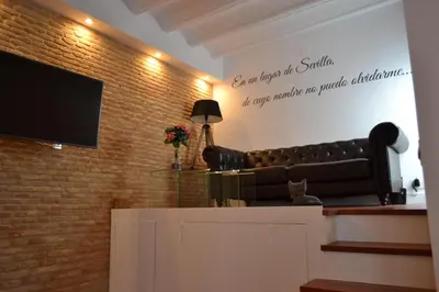 Una televisión o centro de entretenimiento en Neverending Sevilla
