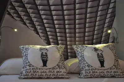 Cama o camas de una habitación en Neverending Sevilla