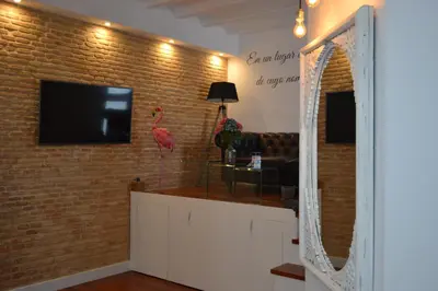 Una televisión o centro de entretenimiento en Neverending Sevilla