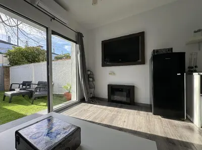 Una televisión o centro de entretenimiento en Casa Alvarado