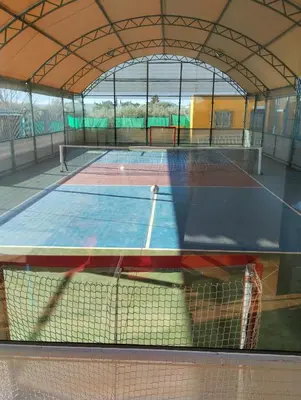 Instalaciones para jugar a tenis o squash en Bungalow Perotonar Ideal Para Familia Con Niños o alrededores