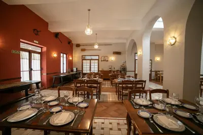 Un restaurante o sitio para comer en Villa Turística de Priego