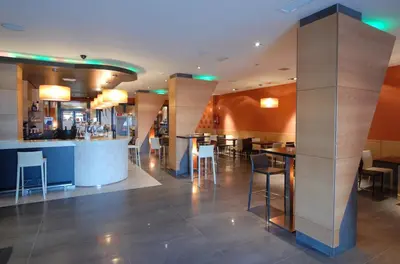 El salón o zona de bar de Hotel Macami