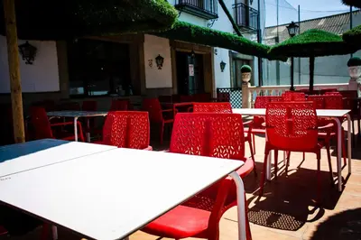 Un restaurante o sitio para comer en Hostal Restaurante El Paso