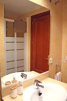 Un baño de *New* Cerca de la Mezquita