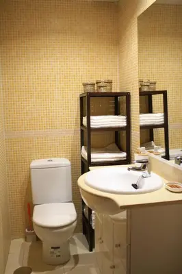 Un baño de *New* Cerca de la Mezquita