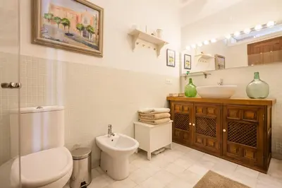 Un baño de PENTHOUSE IN RESTORED c19TH HOME