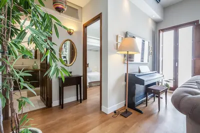 Zona de estar de PENTHOUSE IN RESTORED c19TH HOME