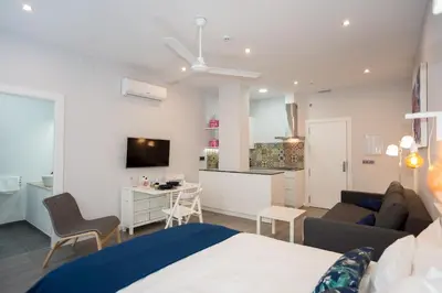 Una televisión o centro de entretenimiento en Algo Diferente Apartamentos