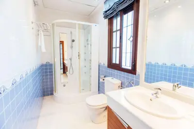 Un baño de Duplex with terrace- 5Bd 3Bth- Center