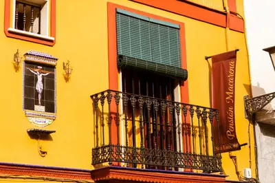 Edificio en el que se encuentra el hostal o pensión