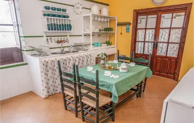 Una cocina o zona de cocina en Gorgeous Home In La Campana, Sevilla