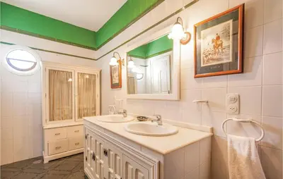 Un baño de Gorgeous Home In La Campana, Sevilla