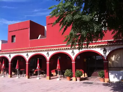 Edificio en el que se encuentra el hostal o pensión