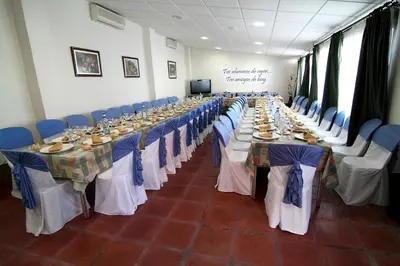 Un restaurante o sitio para comer en Hostal Restaurante La Bartola