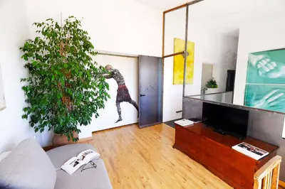 Una televisión o centro de entretenimiento en La Casa de la Luz. ArtistHome
