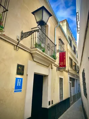 Edificio en el que se encuentra el hostal o pensión
