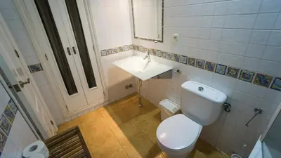 Un baño de RentalSevilla San Clemente