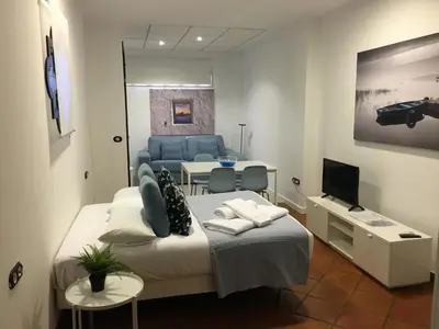 Una televisión o centro de entretenimiento en La Casa del Río