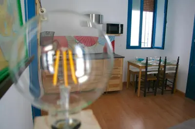 Una televisión o centro de entretenimiento en El Taller del Abuelo