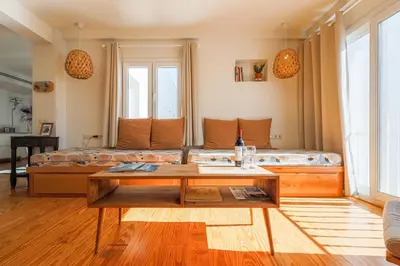 Zona de estar de COZY 1BR APT RECENTLY RENOVATED IN CITY CENTRE