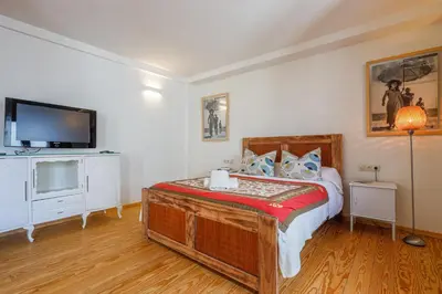 Cama o camas de una habitación en COZY 1BR APT RECENTLY RENOVATED IN CITY CENTRE