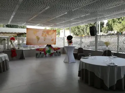 Un restaurante o sitio para comer en Hostal El Sevillano